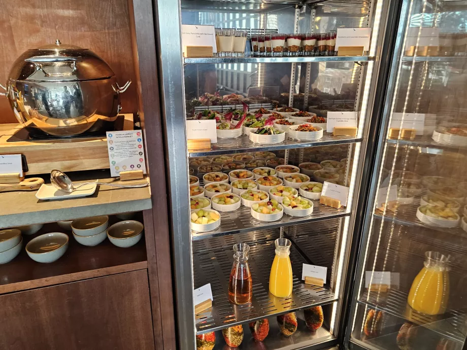 Φρούτα, πανακότα, χυμοί και σαλάτες λαχανικών