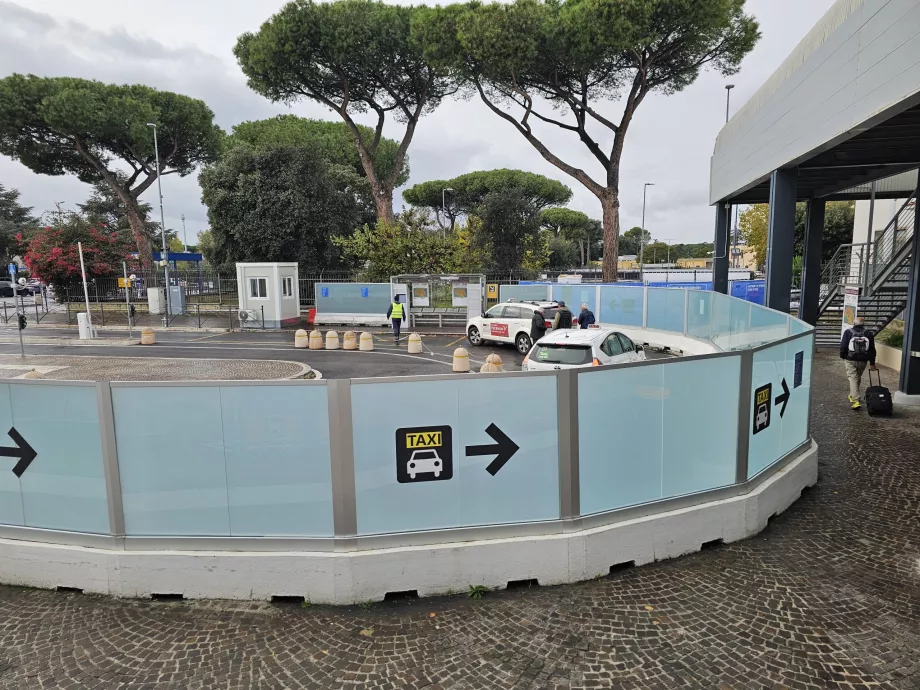 Στάση ταξί μπροστά από την αίθουσα αφίξεων