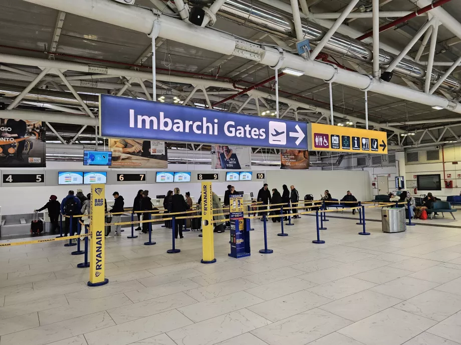 Αίθουσα αναχωρήσεων με γκισέ check-in