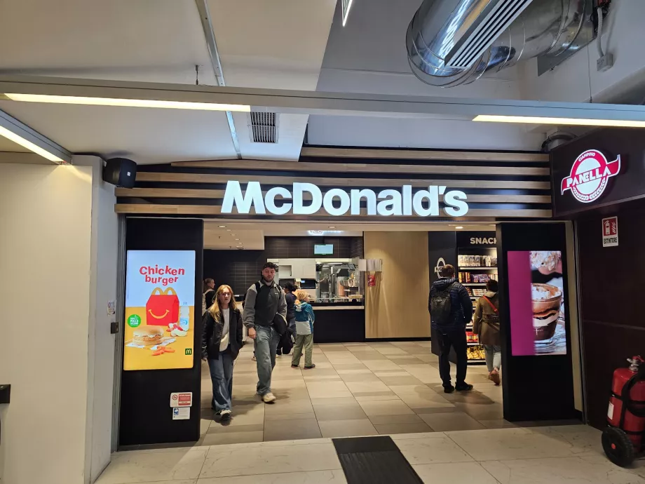McDonald's στην αίθουσα αναχωρήσεων, δημόσιος χώρος