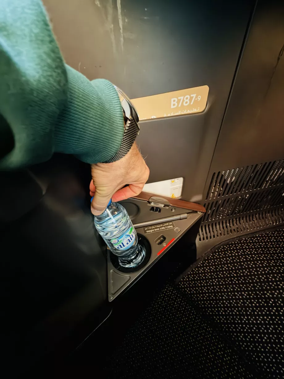 Μπουκάλι νερού στον αποθηκευτικό χώρο