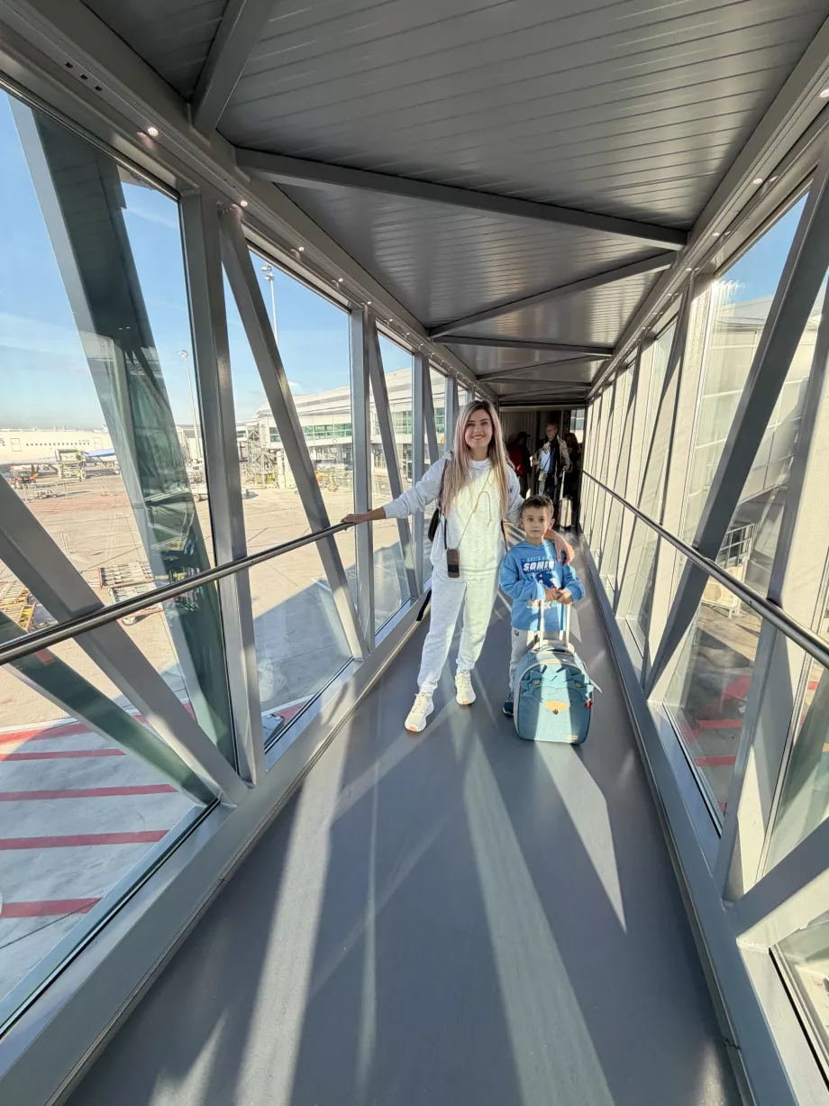 Γυναίκα με ηλικιωμένο γιο στη γέφυρα