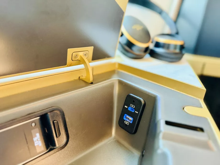 Υποδοχές USB-C και USB-B για φόρτιση