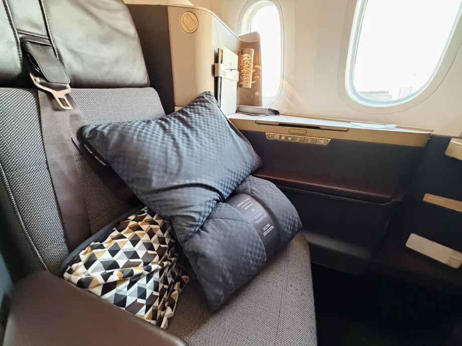 Υποστήριξη πλάτης Armani, μαξιλάρι και κουβέρτα