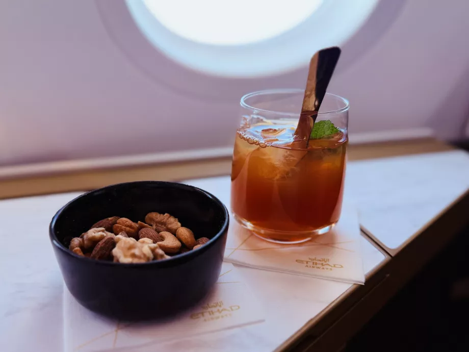 Ζεστό μείγμα ξηρών καρπών και παγωμένο τσάι