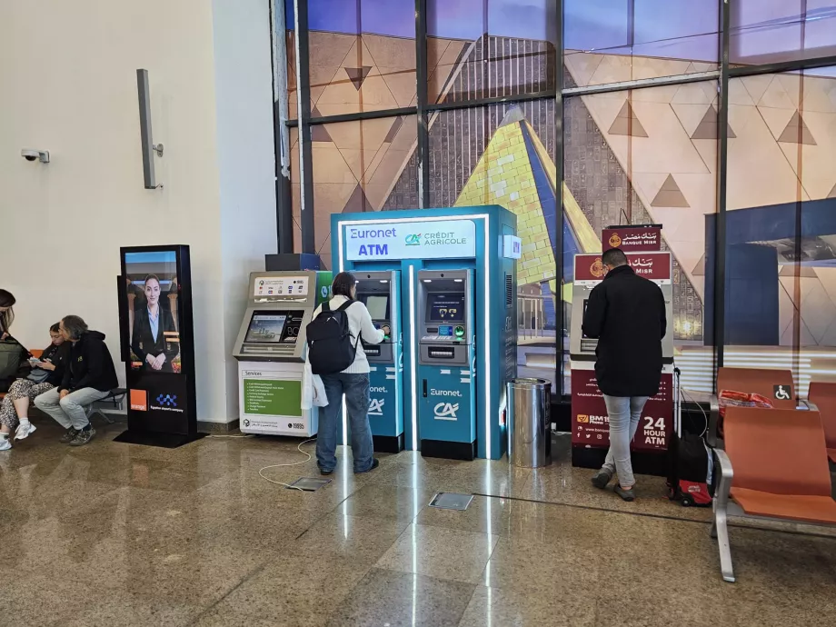 ΑΤΜ πριν από τον έλεγχο διαβατηρίων