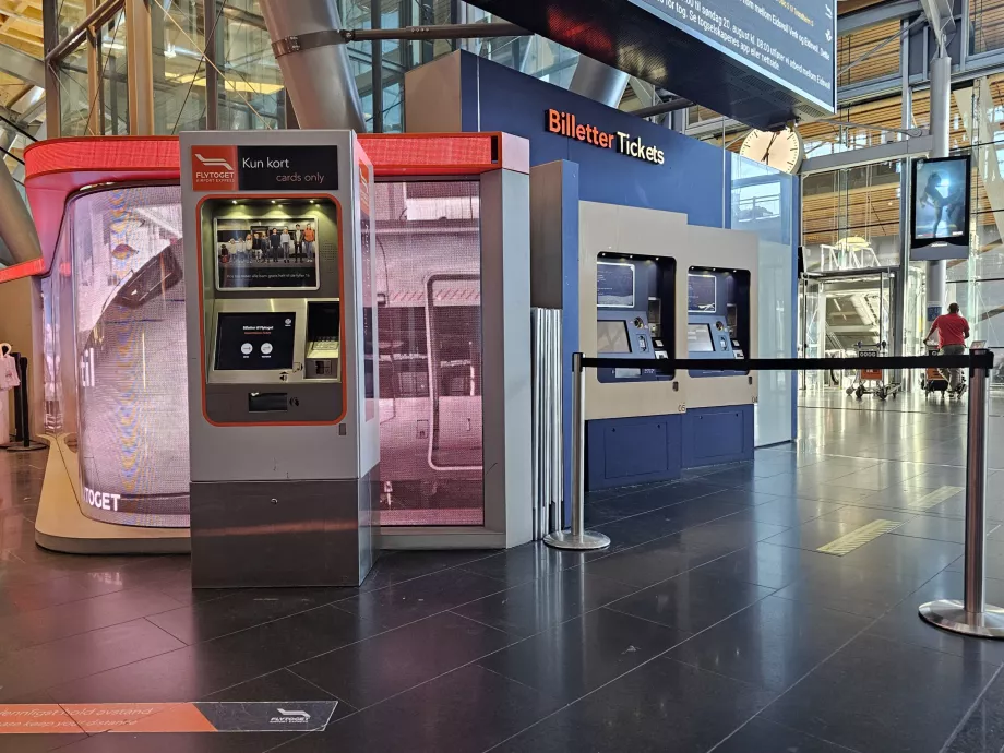 Αυτόματοι πωλητές εισιτηρίων: στα αριστερά Flytoget, στα δεξιά τρένα Vy