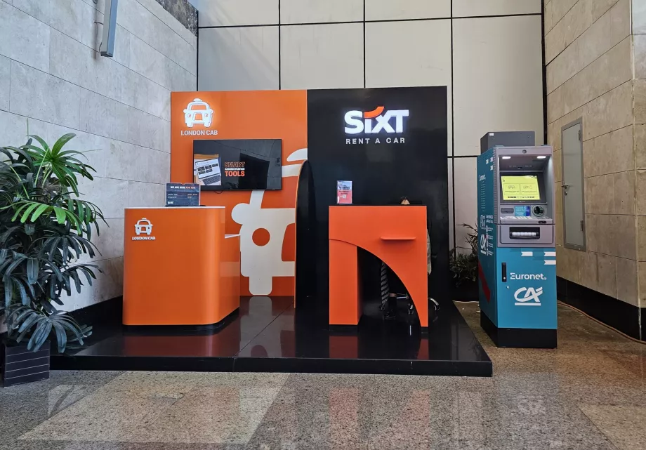 Γκισέ ενοικίασης αυτοκινήτων στην αίθουσα αφίξεων