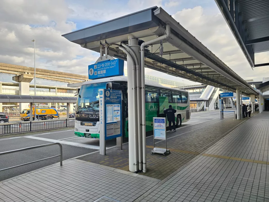 Λεωφορείο μπροστά από τον τερματικό σταθμό