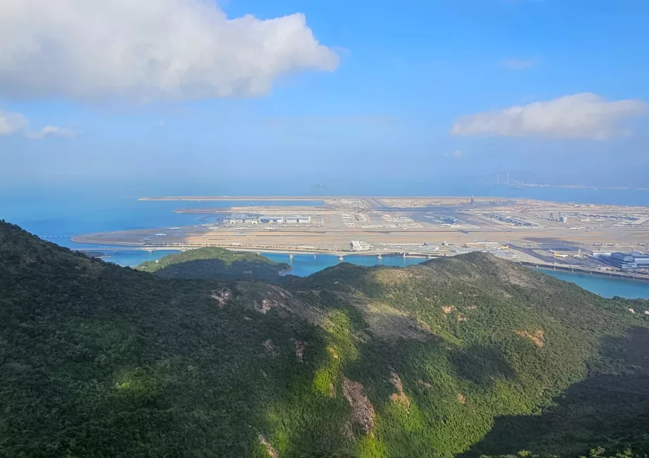 Θέα του αεροδρομίου HKG από το τελεφερίκ