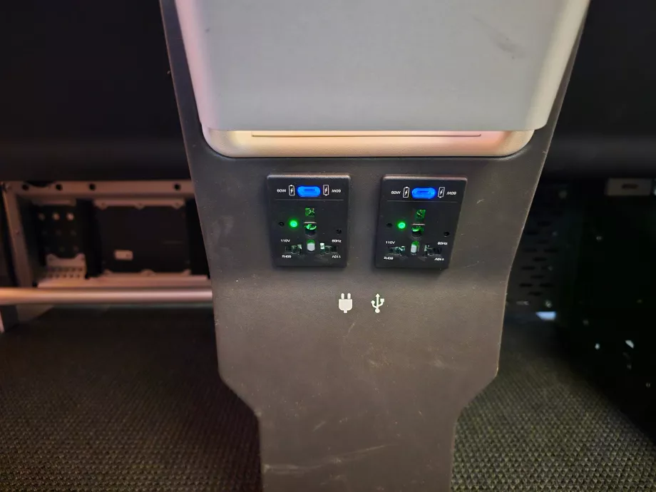 Υποδοχή γενικής χρήσης και θύρες USB-C