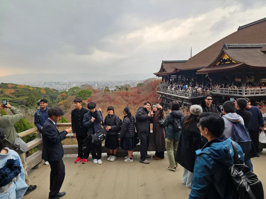 Kiyomizu-dera, μια προοπτική με πλήθος κόσμου