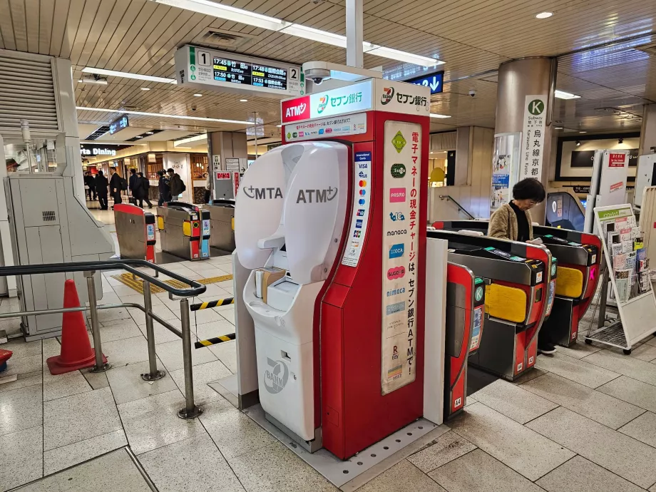 ΑΤΜ στο σταθμό του μετρό