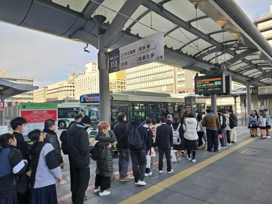 Ουρά για το αστικό λεωφορείο