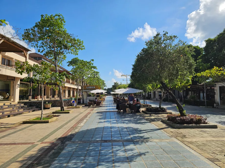 Εμπορικός δρόμος μεταξύ της αίθουσας αναχωρήσεων και αφίξεων, δημόσιο τμήμα