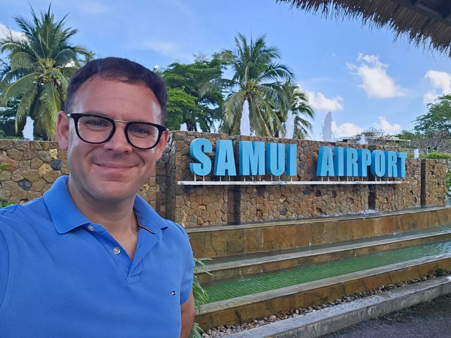 Εγώ μπροστά από το αεροδρόμιο Koh Samui