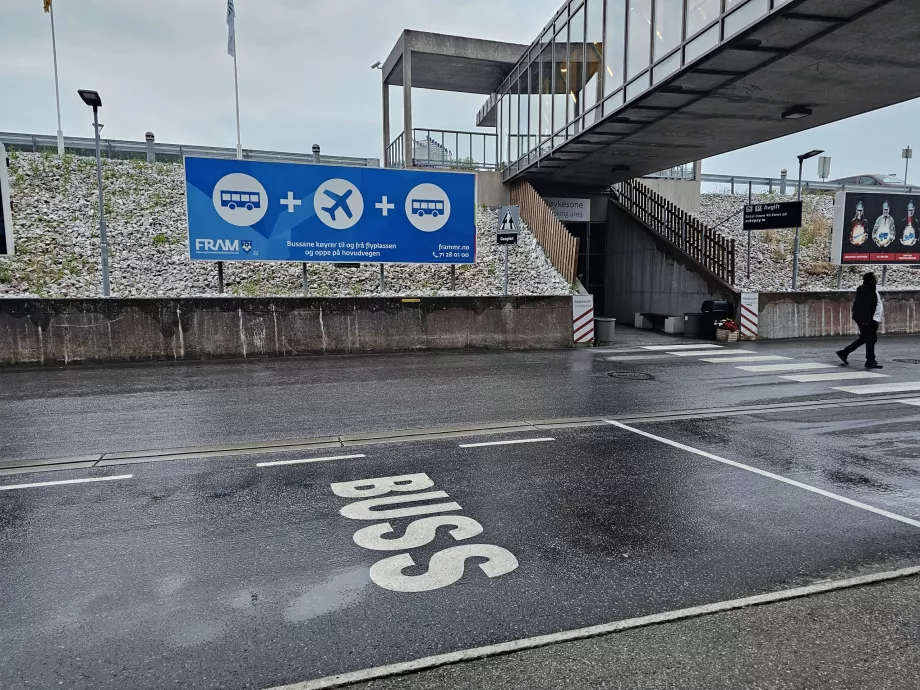 Στάση λεωφορείου από την πόλη (κατεύθυνση Kristiansund και άλλα)