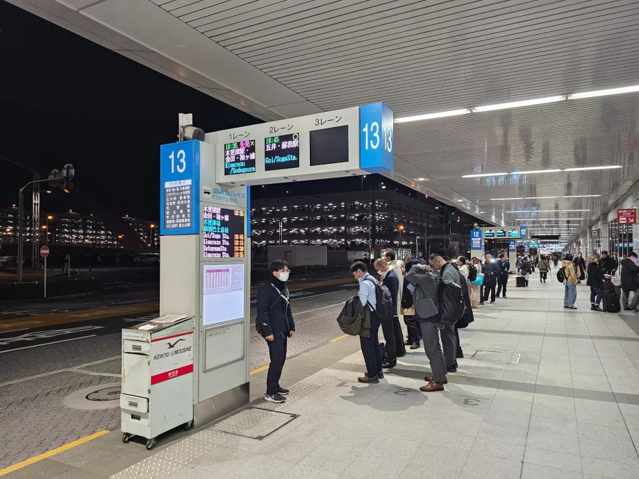 Στάσεις λεωφορείων μπροστά από τον τερματικό σταθμό 1