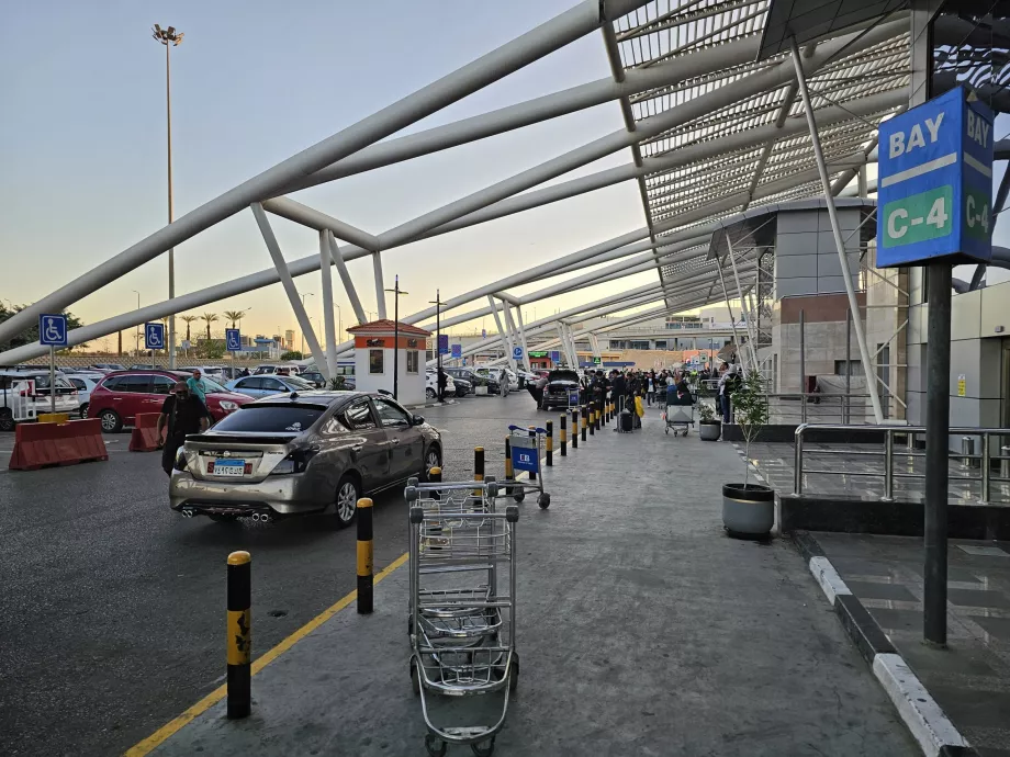 Σημείο παραλαβής Uber μπροστά από τους τερματικούς σταθμούς 2 και 3