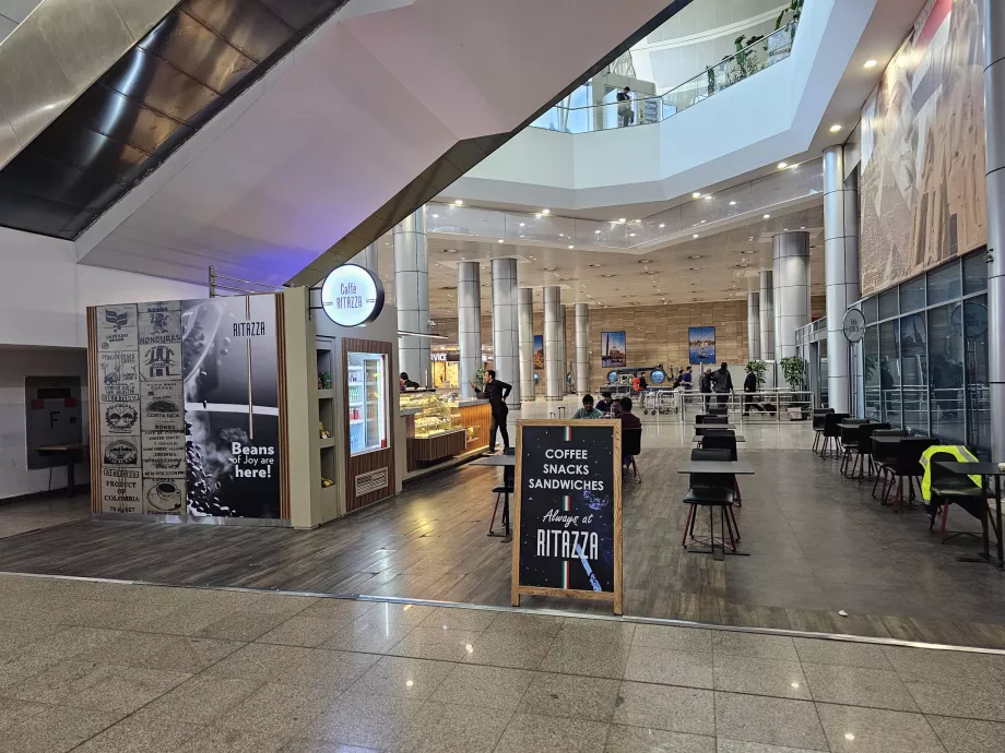 Καφετέρια στον κοινόχρηστο χώρο του Αεροσταθμού 3, Αφίξεις