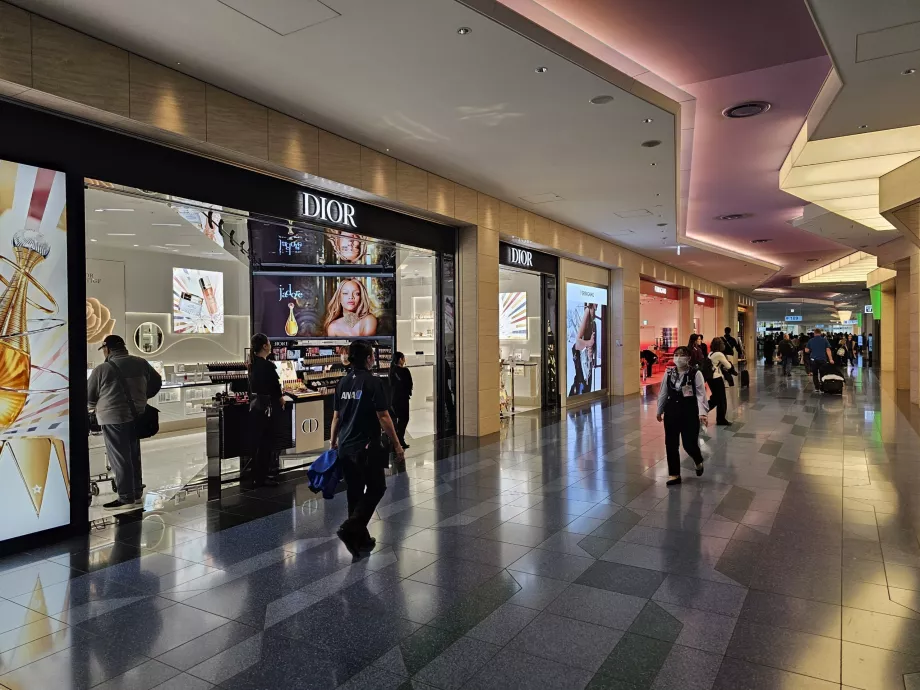 Καταστήματα στη ζώνη διέλευσης του αεροσταθμού 3