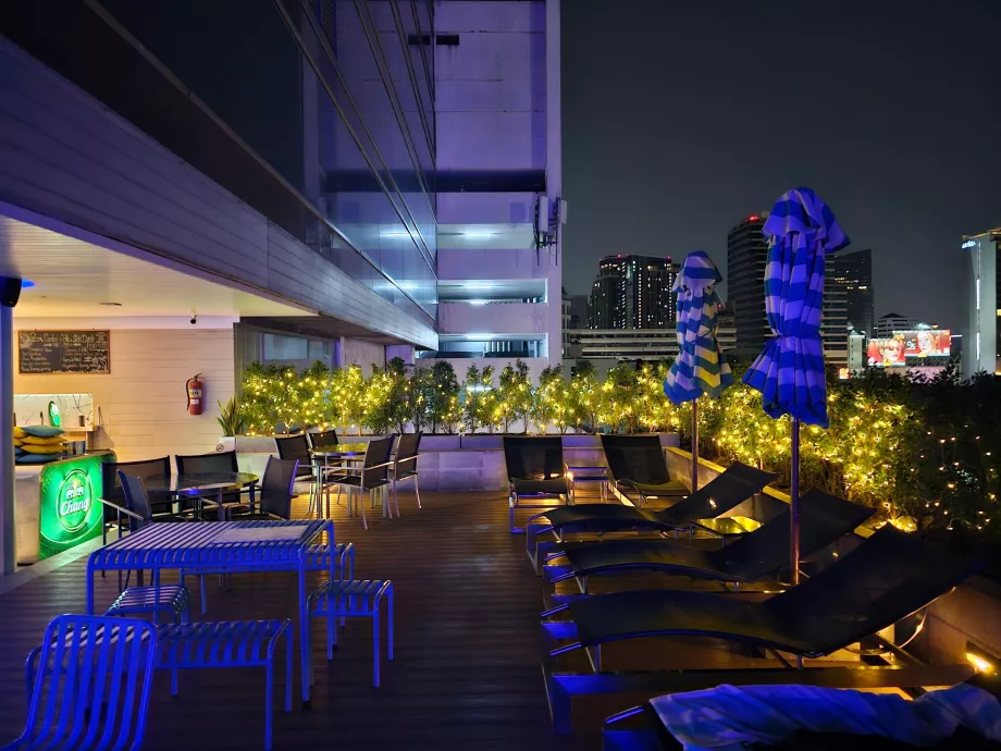 Βεράντα δίπλα στην πισίνα στο σκοτάδι