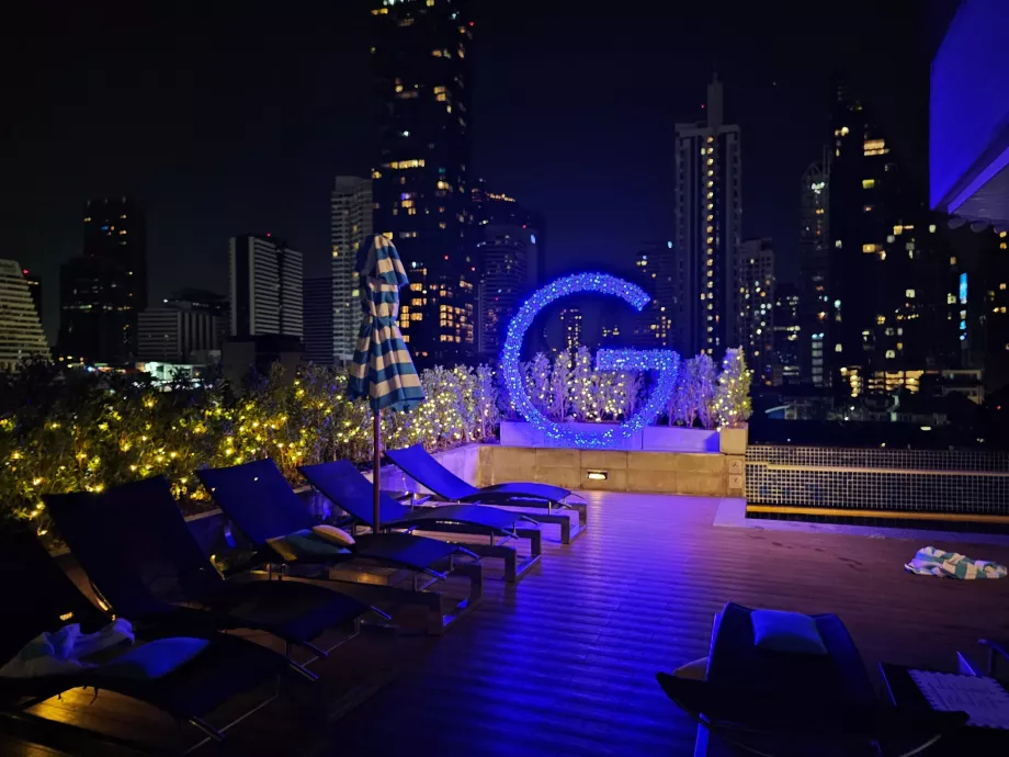 Βεράντα δίπλα στην πισίνα στο σκοτάδι