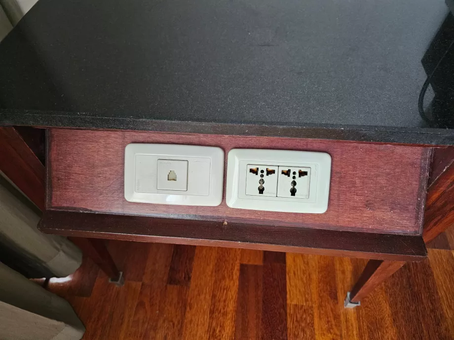 Συρτάρια στο τραπέζι