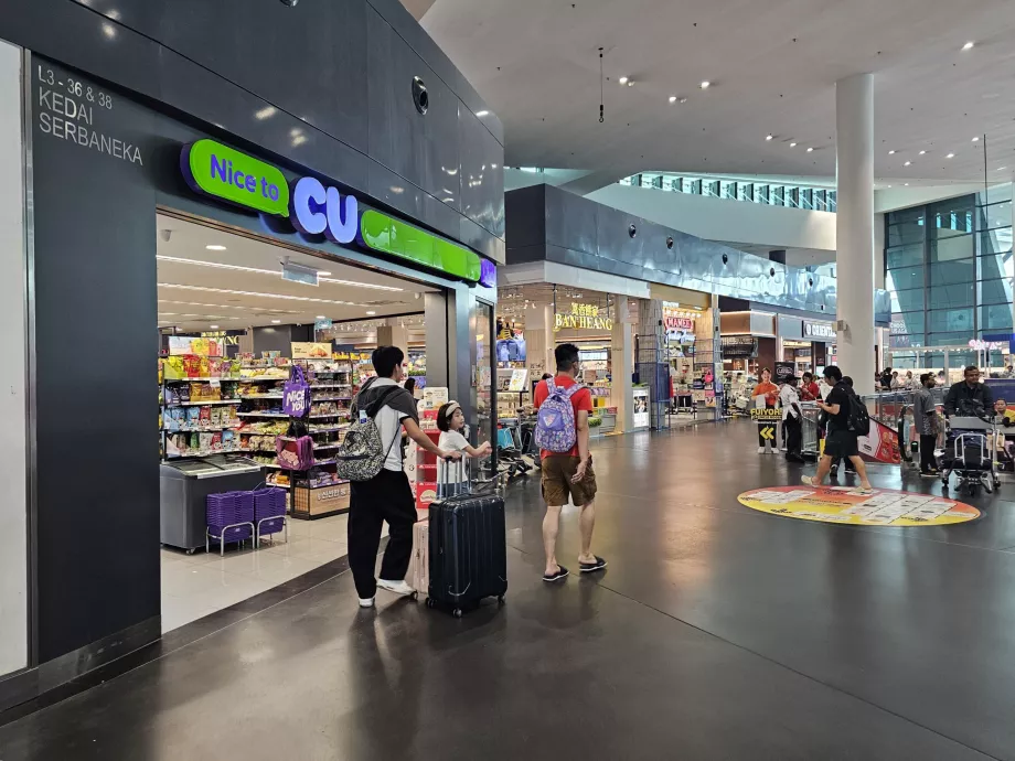 Minimarket, Αεροσταθμός 2, δημόσιος χώρος