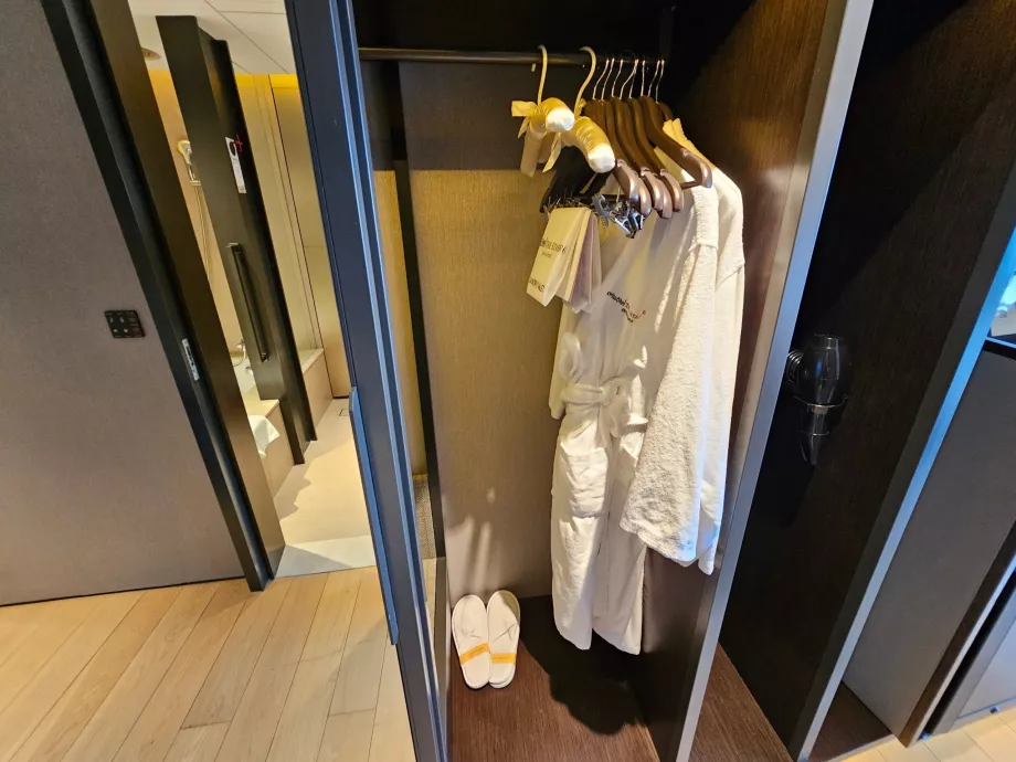 Μπουρνούζια, παντόφλες και στεγνωτήρα μαλλιών