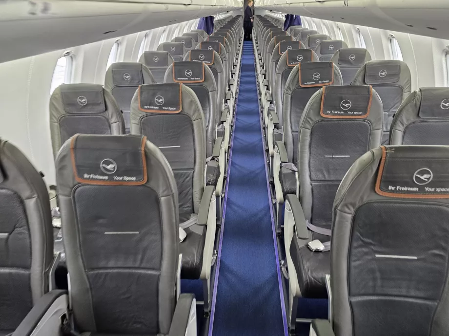 Καμπίνα business class, στο φόντο η καμπίνα οικονομικής θέσης