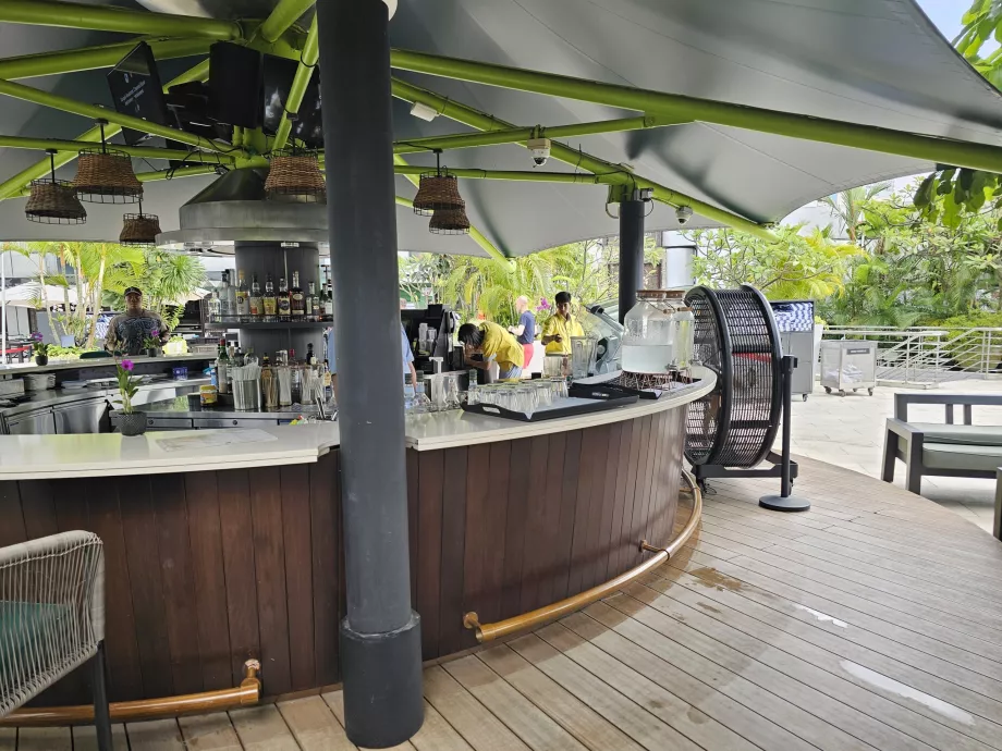 Μπαρ δίπλα στην πισίνα