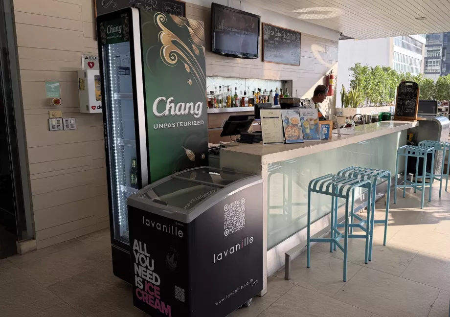 Μπαρ δίπλα στην πισίνα