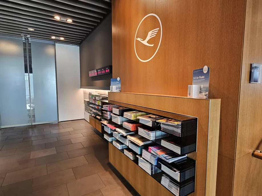 Λογότυπο της Lufthansa στην είσοδο του lounge