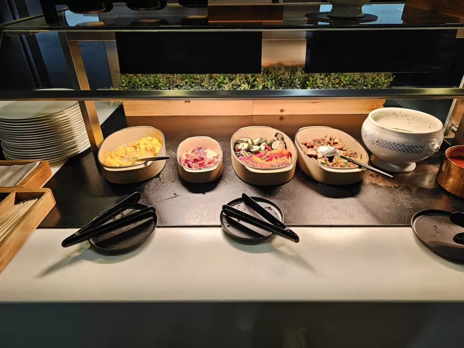 Μπουφές - προσφορά ζεστού πρωινού