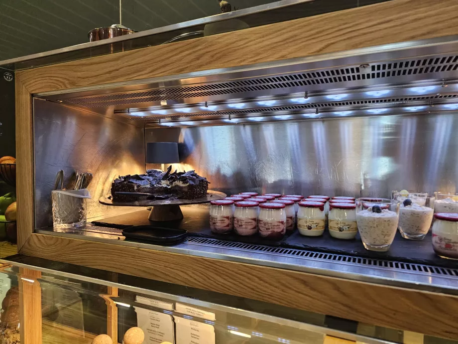 Μπουφές - γιαούρτι και δημητριακά