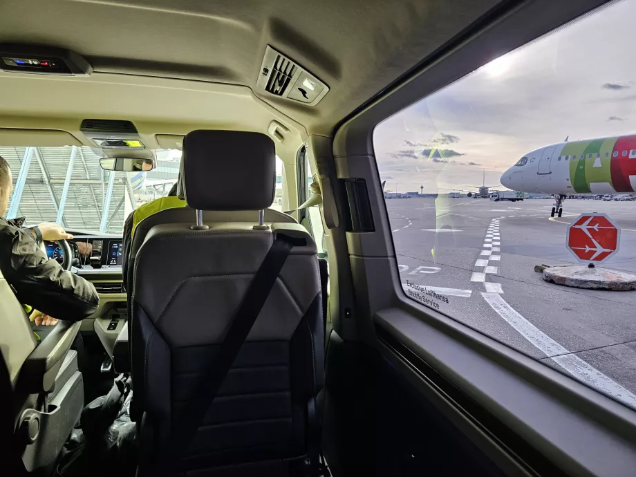 Μεταφορά με λιμουζίνα στο αεροπλάνο