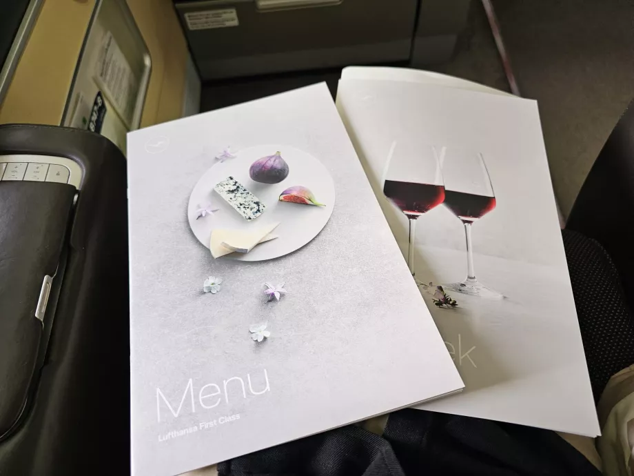 Εκτυπωμένο μενού και κατάλογος κρασιών