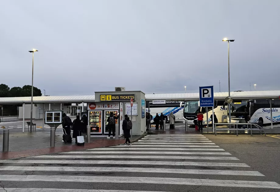 Σταθμός λεωφορείων μπροστά από τον τερματικό σταθμό