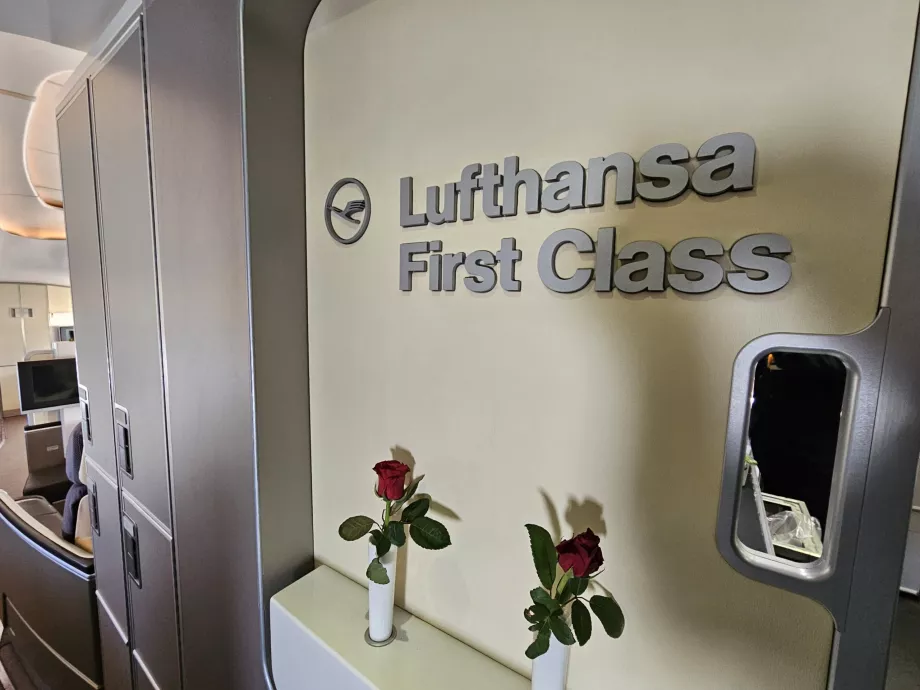 Πινακίδα "Lufthansa First Class"