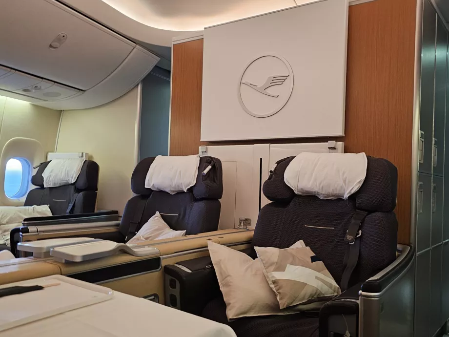 Δύο θέσεις στη μέση της 3ης σειράς