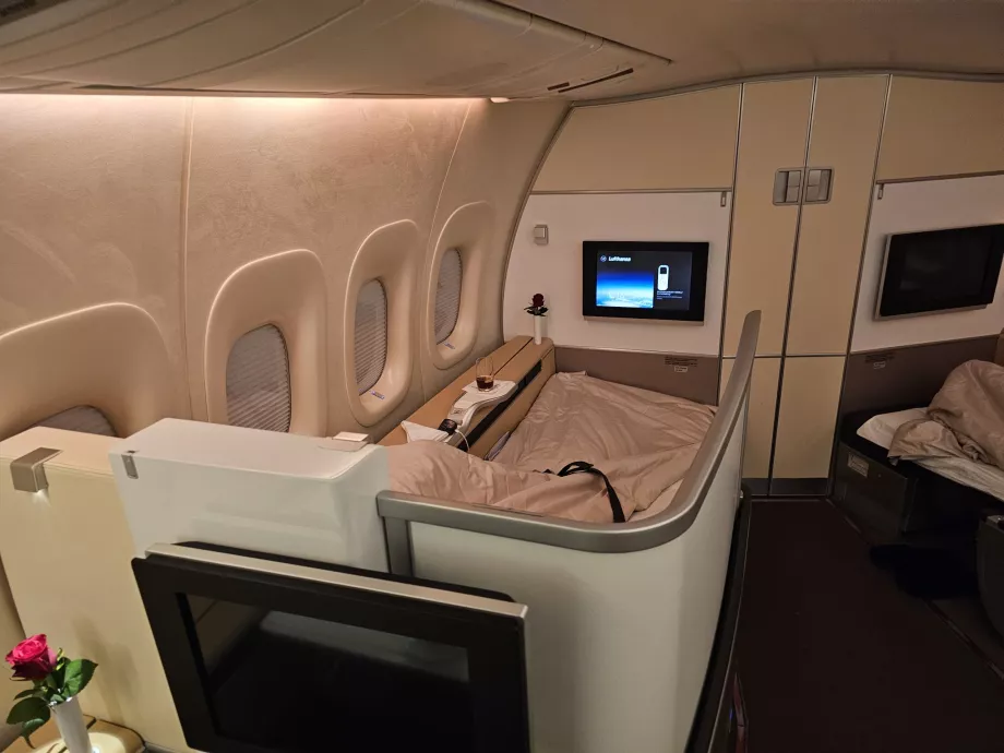 Επεκτεινόμενη σήτα που χωρίζει το κάθισμα από το διάδρομο