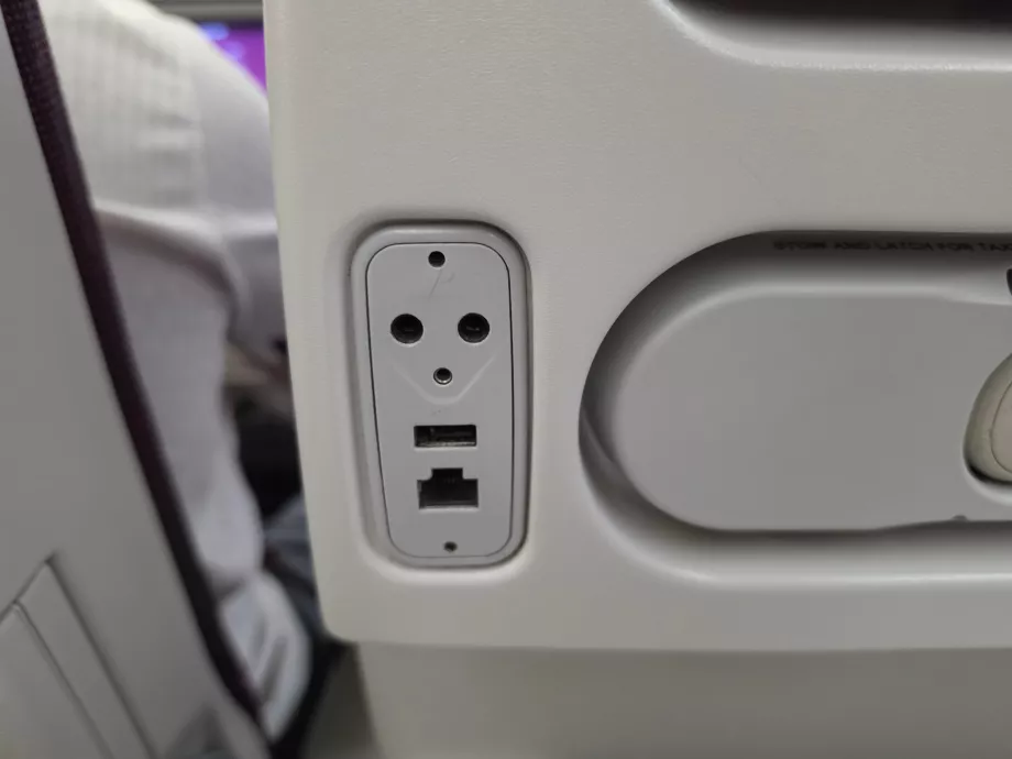 Θύρα USB-A και υποδοχή καλωδίου Ethernet