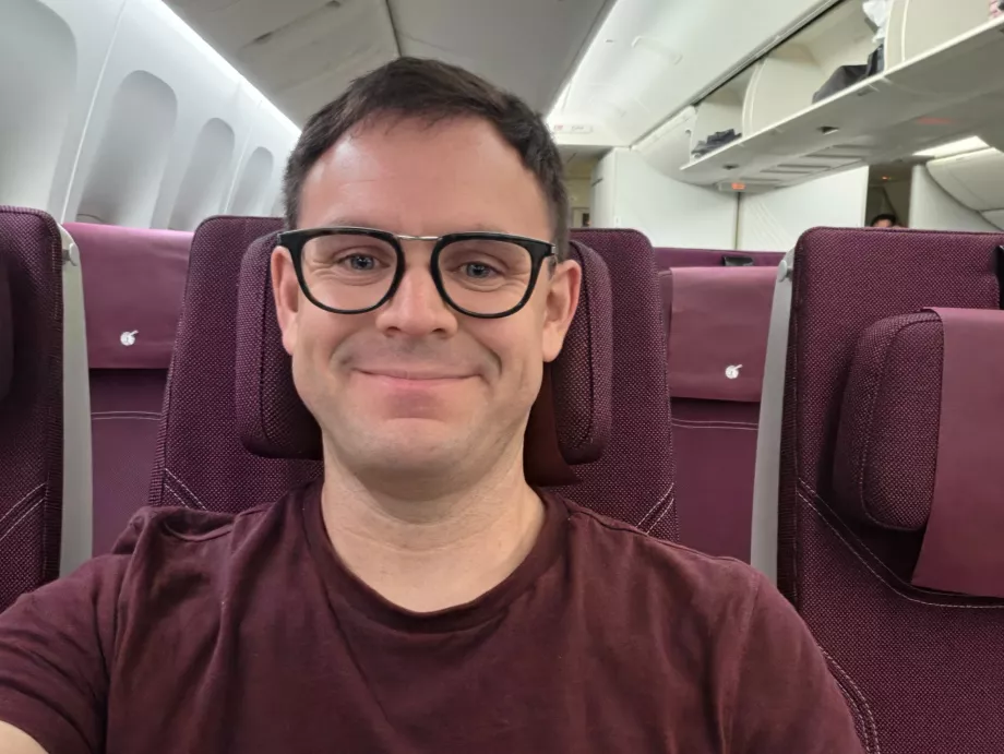 Εγώ στην Qatar Airways (το μπλουζάκι μου ταιριάζει με τα χρώματα της καμπίνας!)