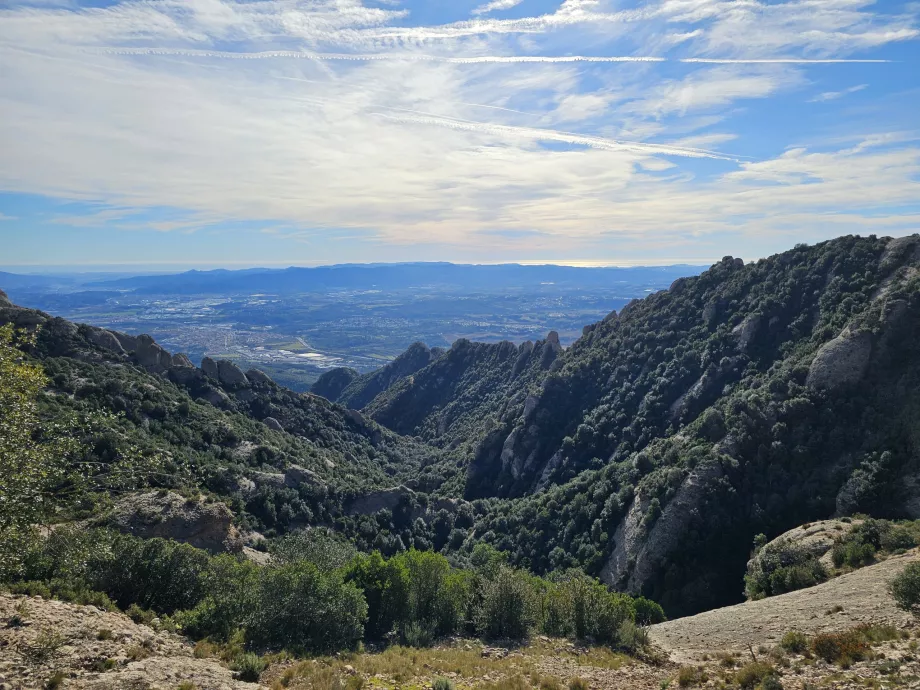 Θέα προς τα νότια από τα βουνά Montserrat