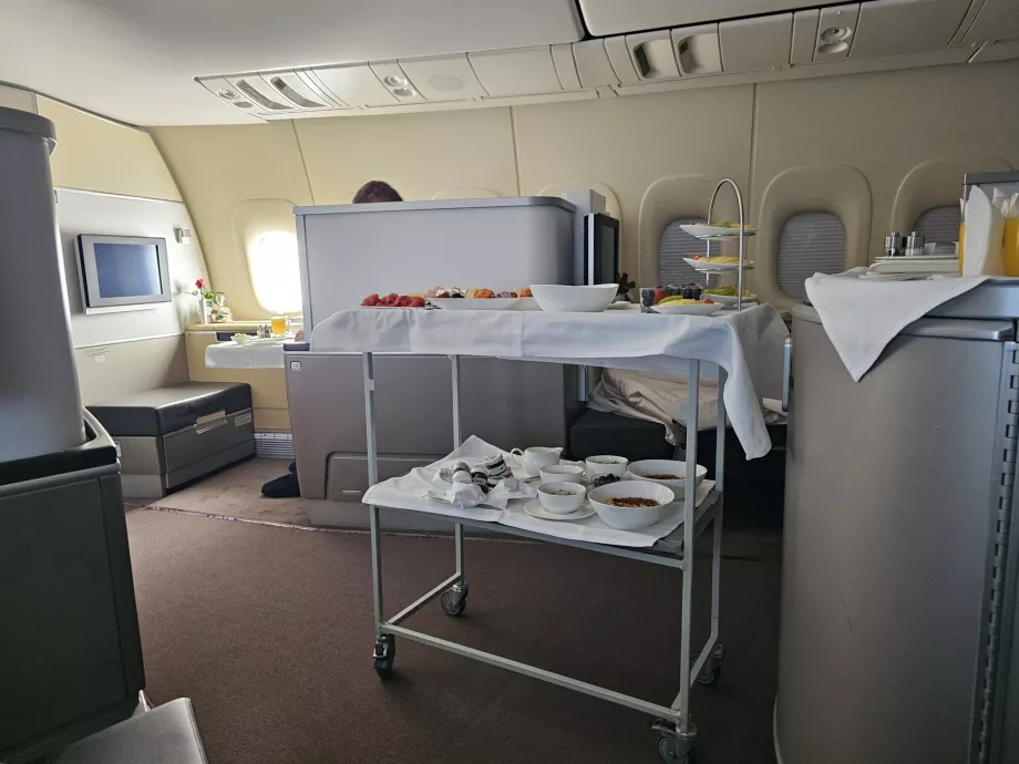 Το τραπέζι του πρωινού και το σέρβις που γίνεται ακριβώς δίπλα στη θέση μου