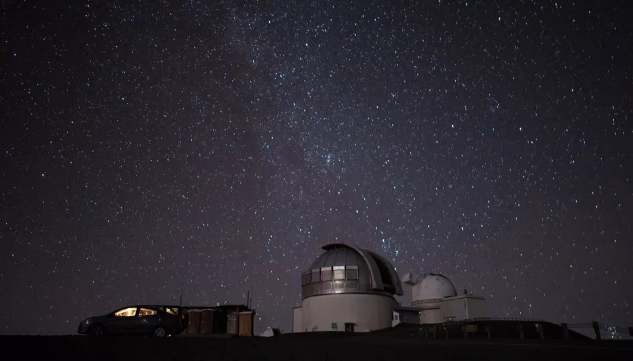 Νυχτερινός ουρανός πάνω από το Mauna Kea