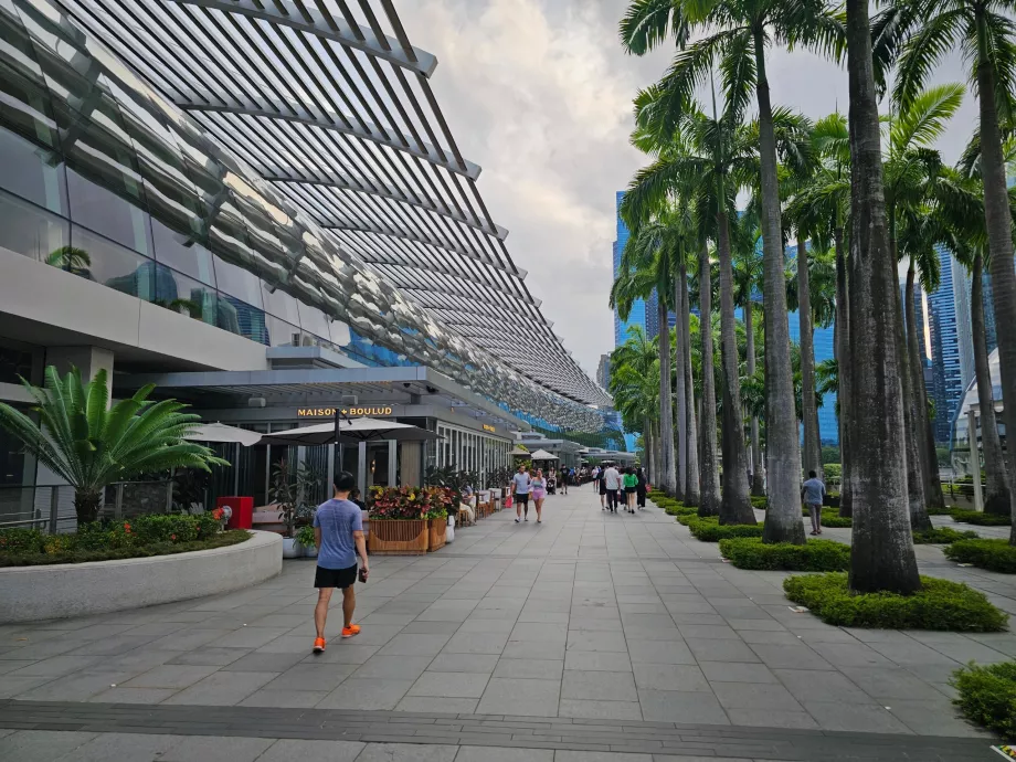 Περίπατος μπροστά από το MBS