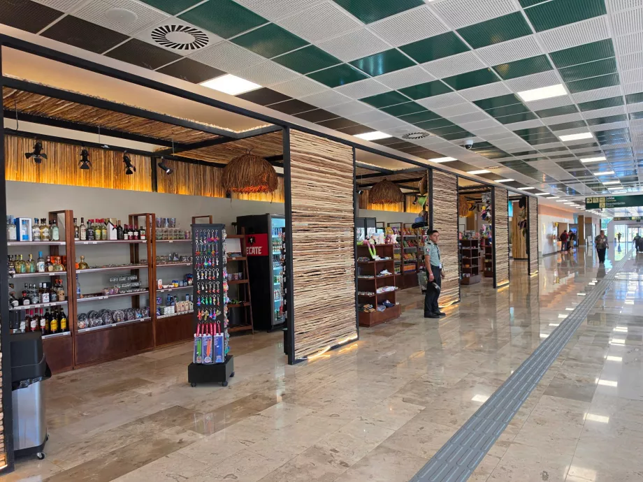 Καταστήματα με αναμνηστικά στον κοινόχρηστο χώρο