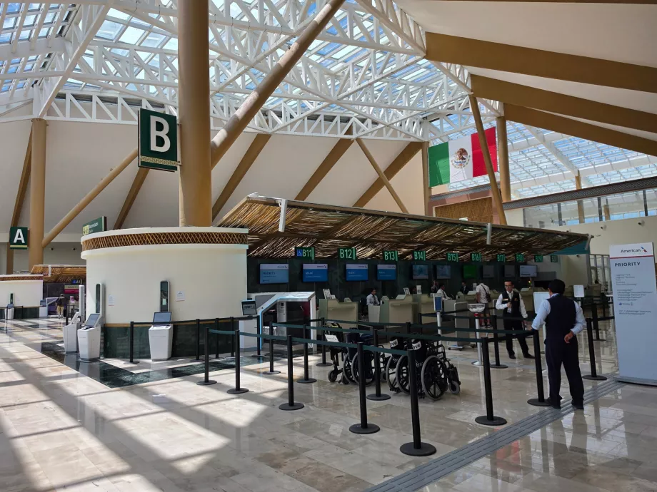 Επίπεδο αναχωρήσεων με τα γκισέ check-in